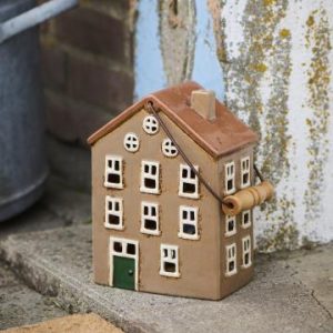 Haus mit Holzgriff beige