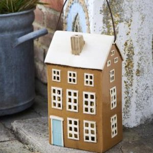 Haus mit Holzgriff türkise Tür