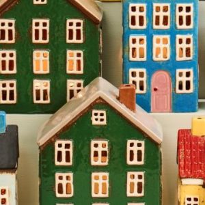 Grünes Nyhavn Haus mit gelber Tür