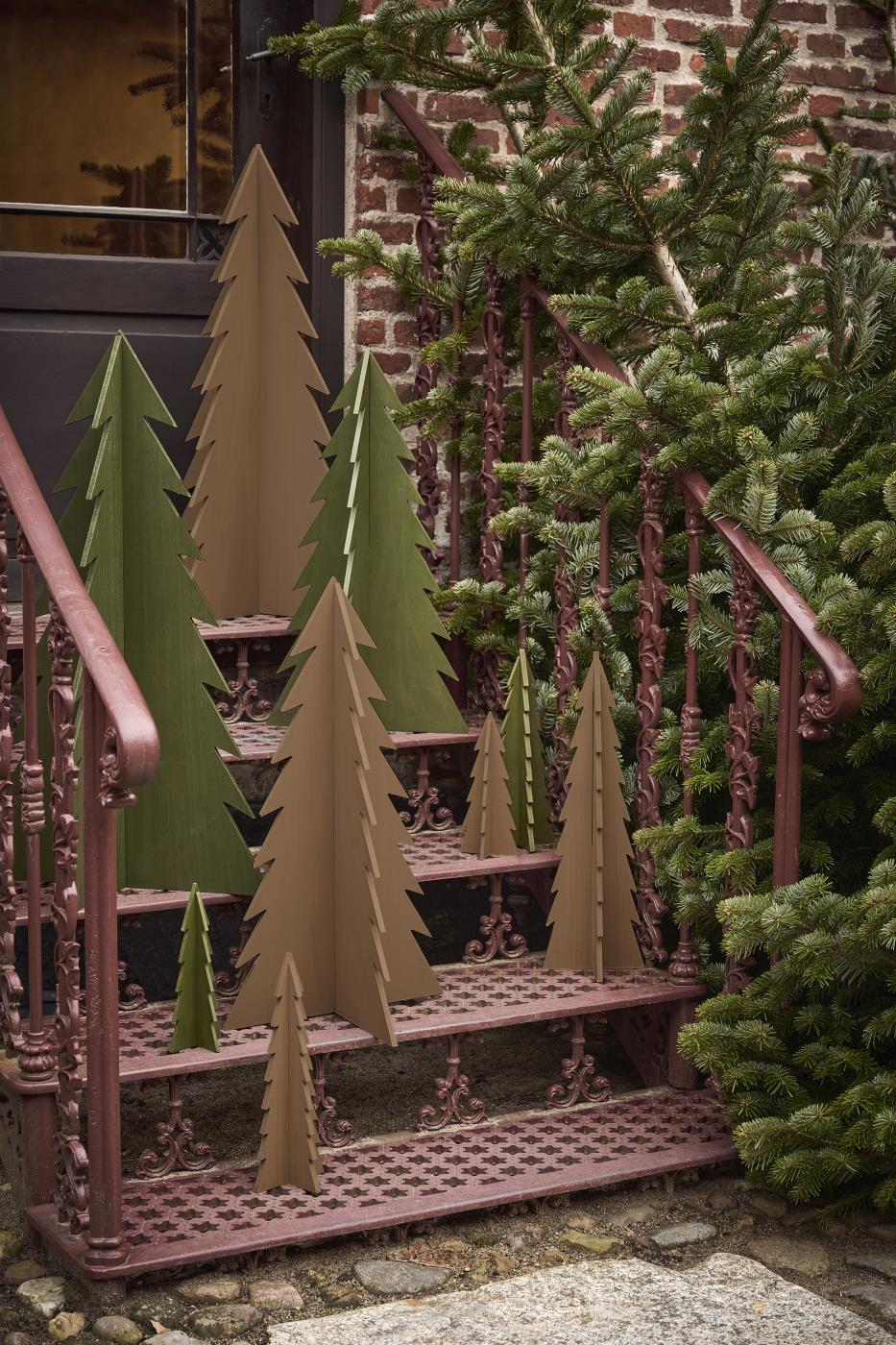 Großer Tannenbaum aus Holz