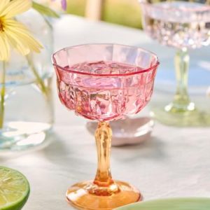 Bunte Weingläser in Frühlingsfarben